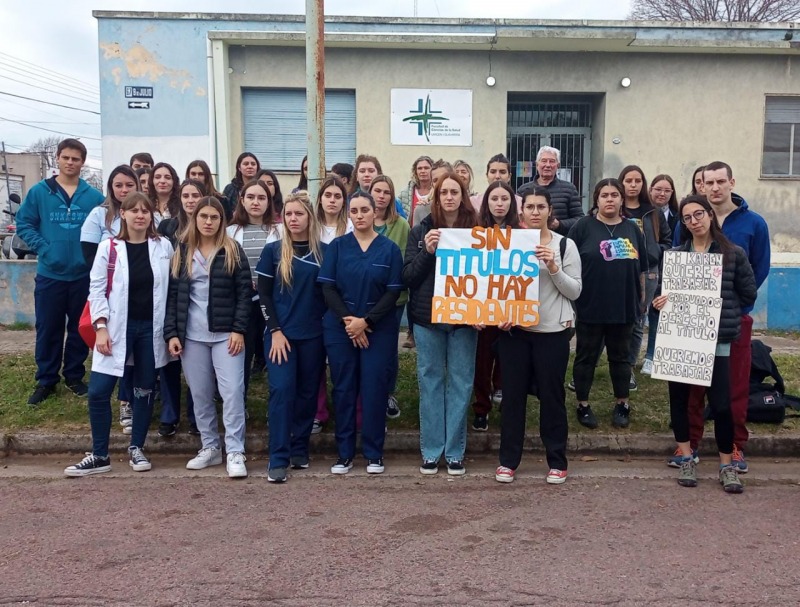 Graduados de Medicina exigen la entrega de t�tulos